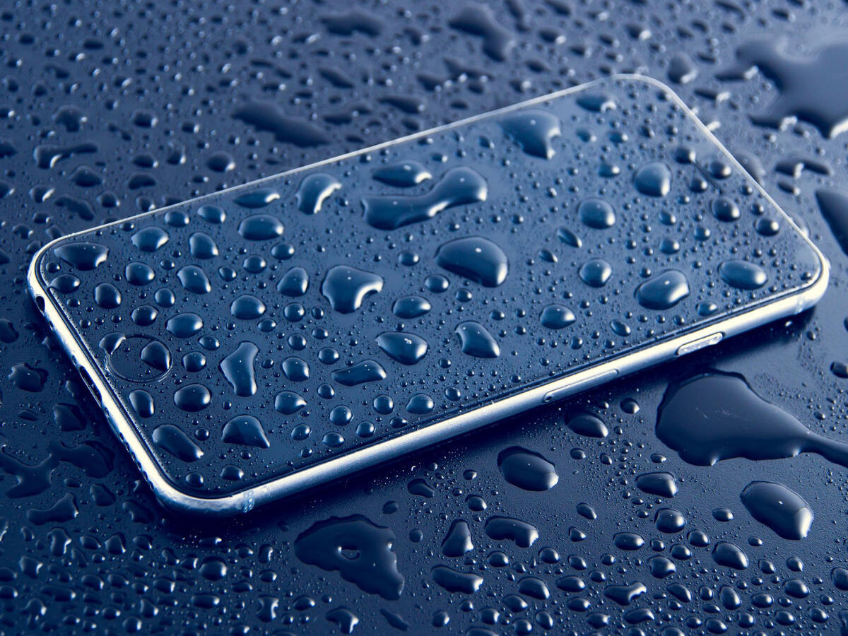 Handy Wasserschaden Smartphone liegt im Wasser