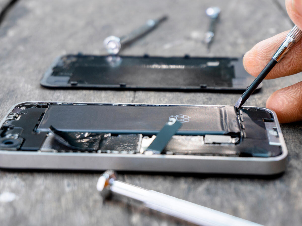 Batterieverordnung Akku im Smartphone wird getauscht