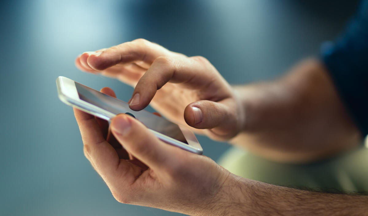 Einrichtung Mann tippt auf Smartphone