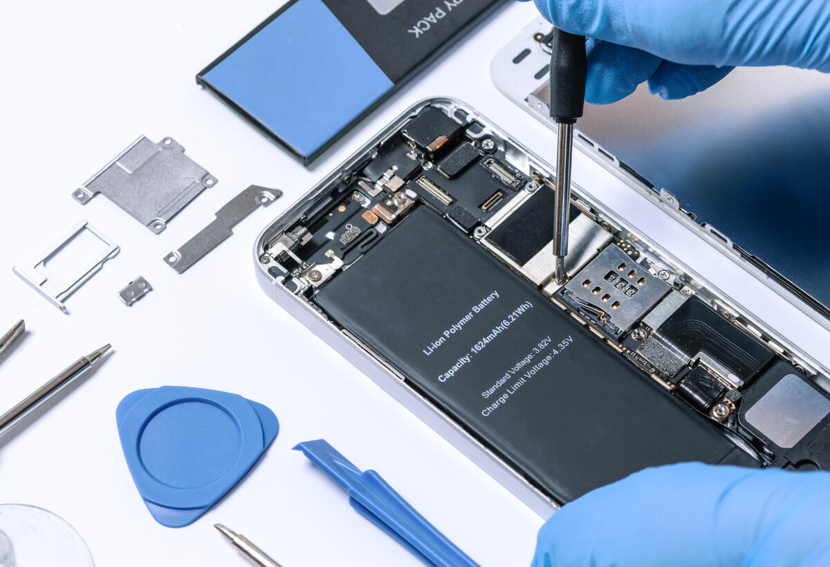 Akkuwechsel Akku eines Smartphones wird ausgebaut