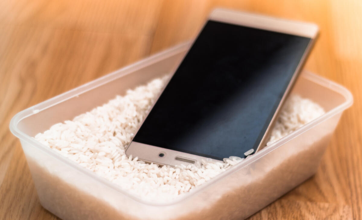 Wasserschaden Smartphone liegt in Schale Reis