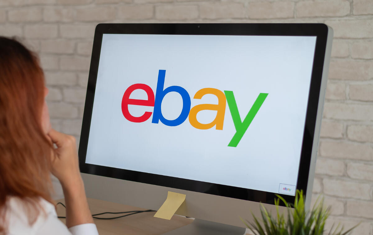 Online Shop Frau sitzt vor PC mit eBay Seite
